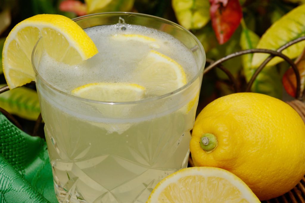 Mrs Beeton's Quick-Fire Fizz Lemonade!